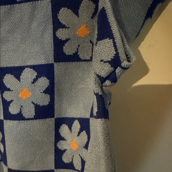 Light Blue and White Knit Sweater with Daisy Detail - Picture 4 of 6